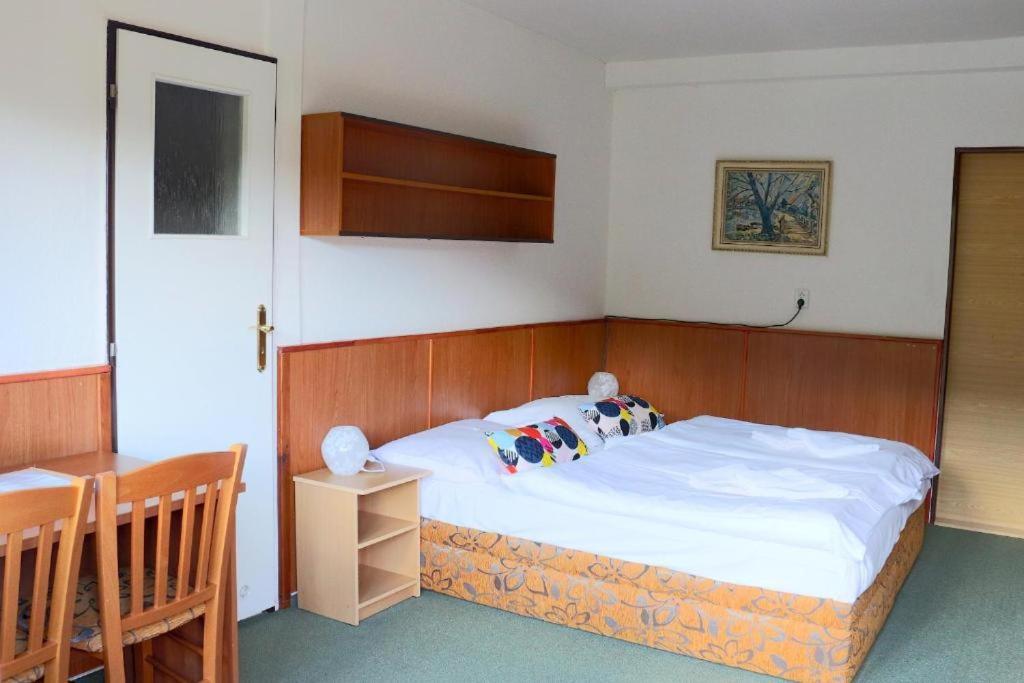 Hotel Maredis Rero Korenov Bagian luar foto