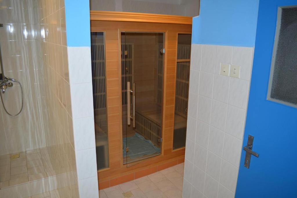 Hotel Maredis Rero Korenov Bagian luar foto
