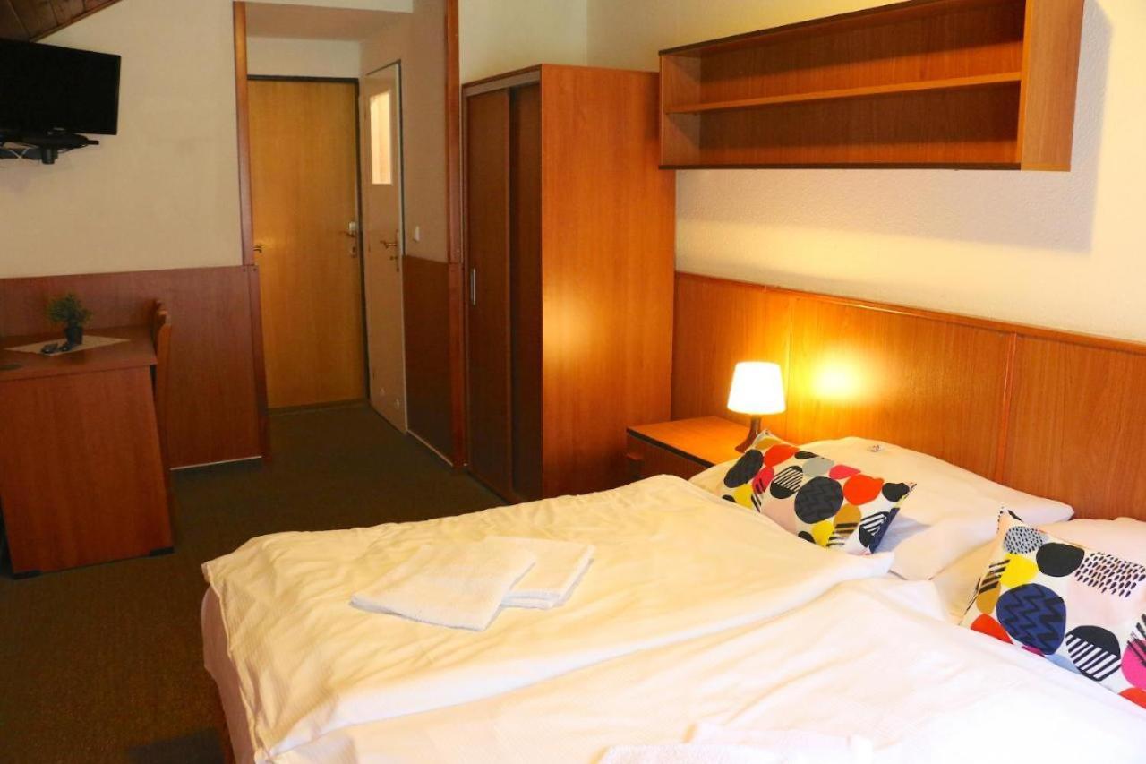 Hotel Maredis Rero Korenov Bagian luar foto